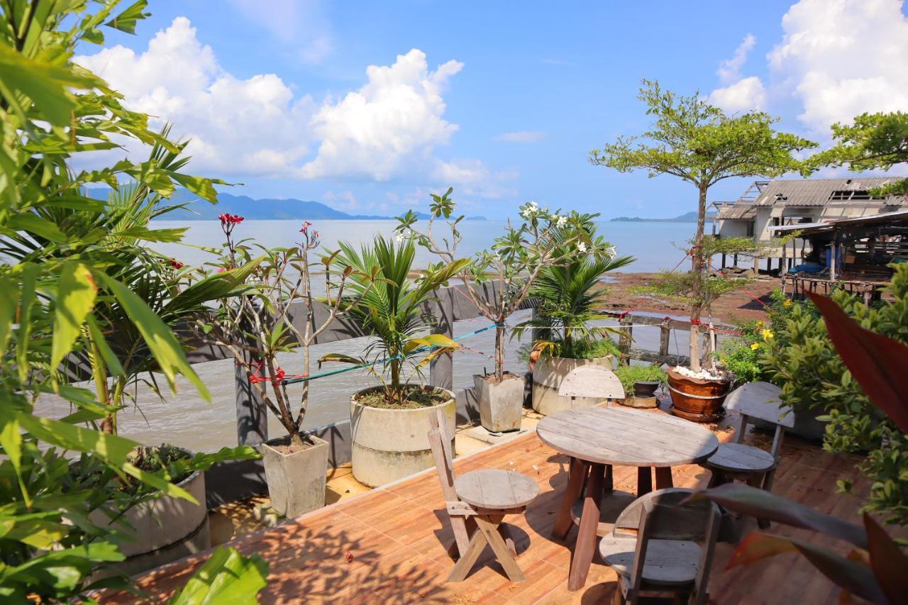 Ban Sulada Guest House Laem Ngop Buitenkant foto