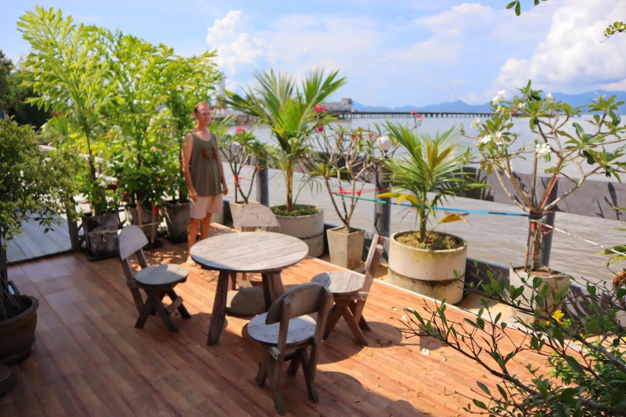Ban Sulada Guest House Laem Ngop Buitenkant foto