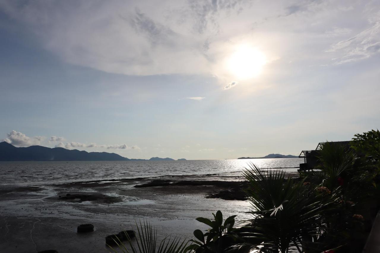 Ban Sulada Guest House Laem Ngop Buitenkant foto