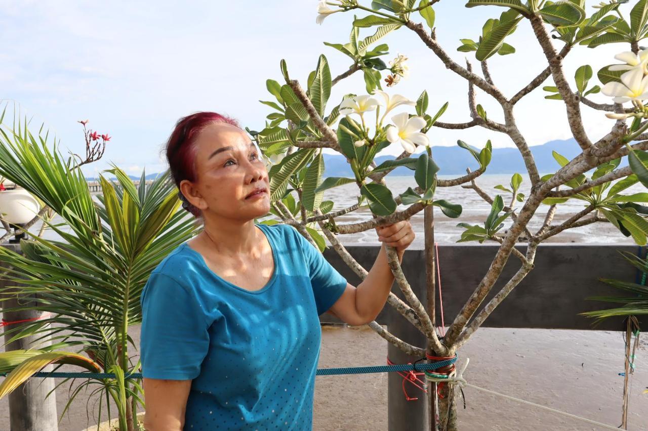 Ban Sulada Guest House Laem Ngop Buitenkant foto