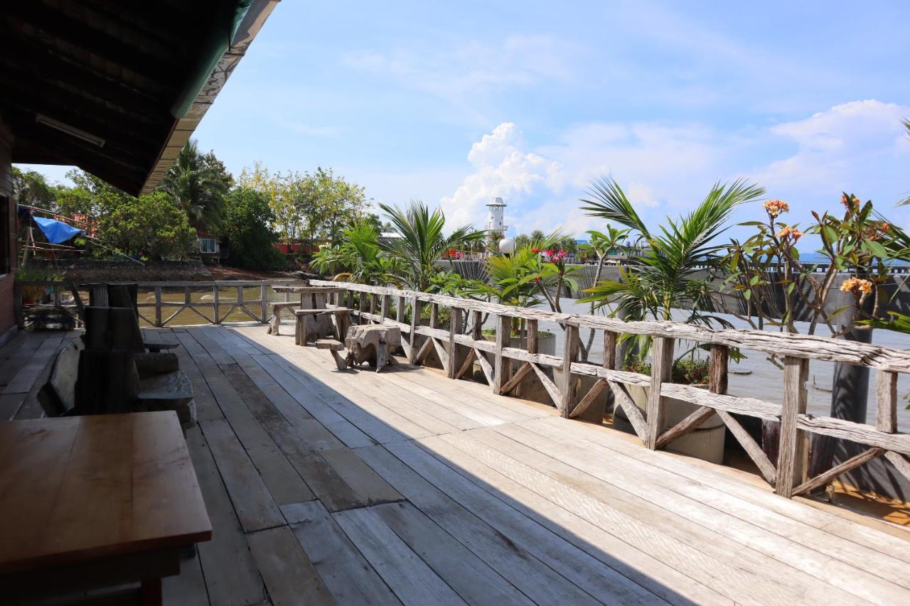 Ban Sulada Guest House Laem Ngop Buitenkant foto