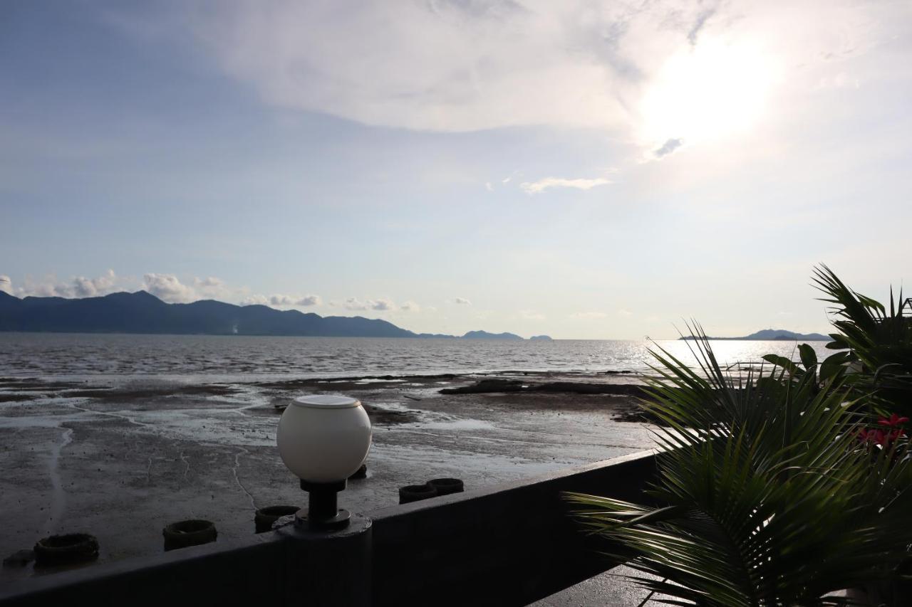 Ban Sulada Guest House Laem Ngop Buitenkant foto