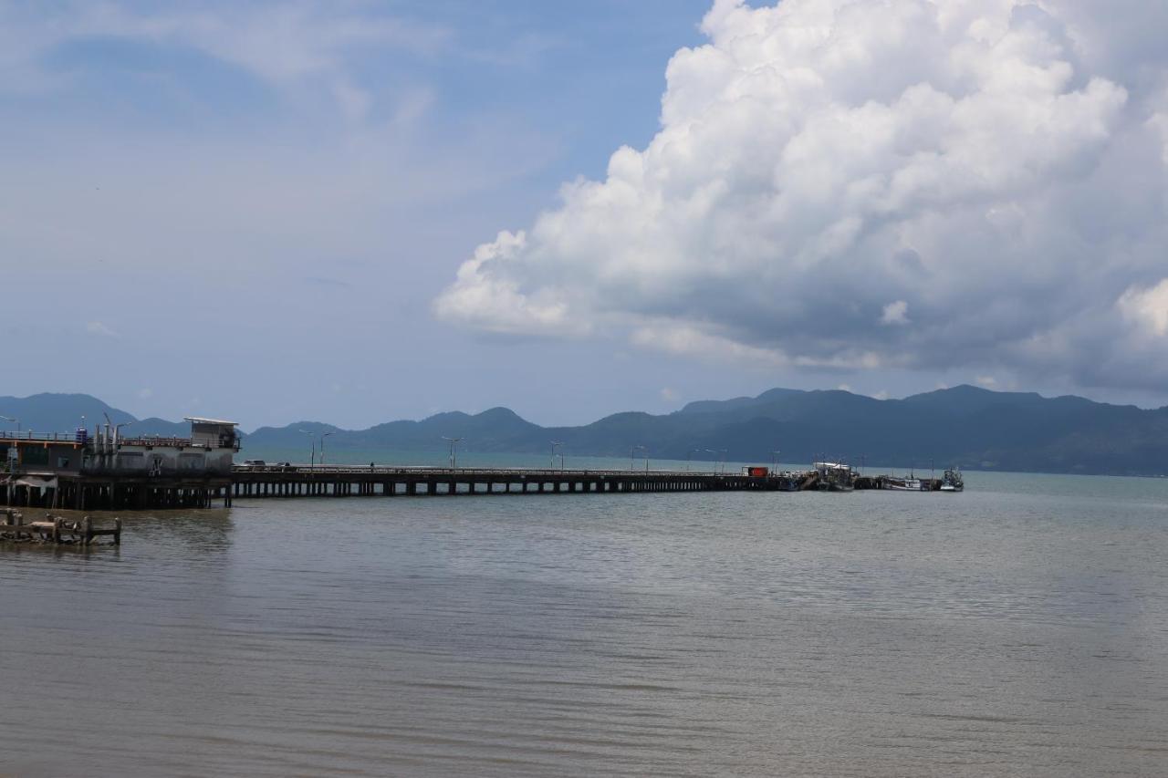 Ban Sulada Guest House Laem Ngop Buitenkant foto