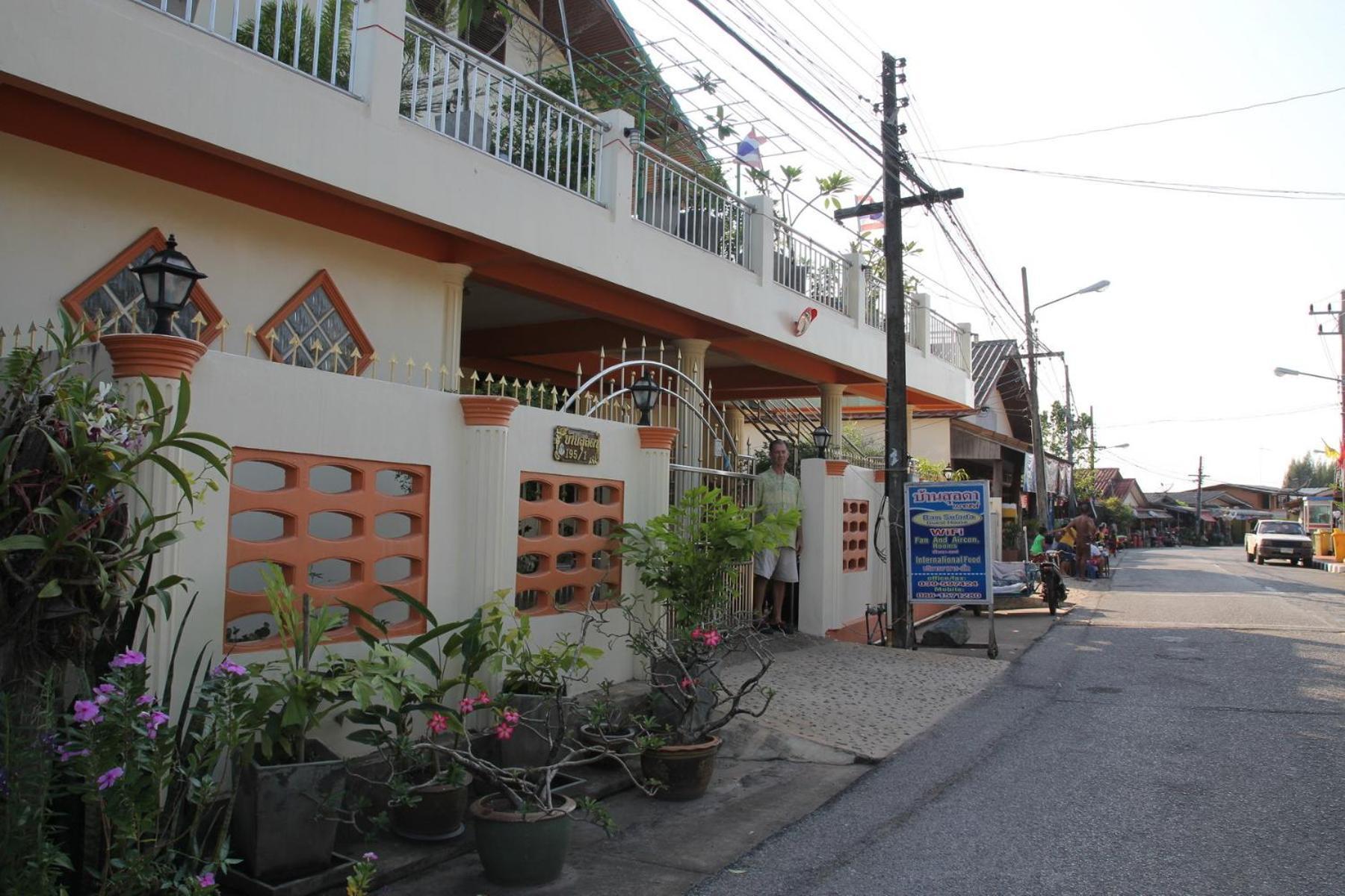 Ban Sulada Guest House Laem Ngop Buitenkant foto